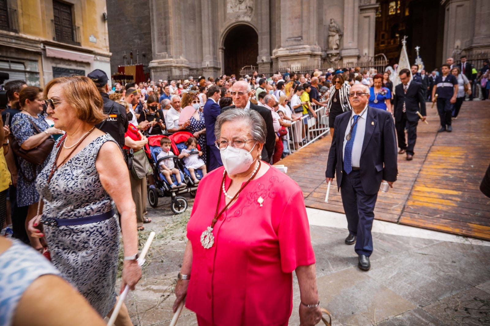 Miles de granadinos se dan cita en las calles de la capital para cumplir con una de las grandes tradiciones recuperadas