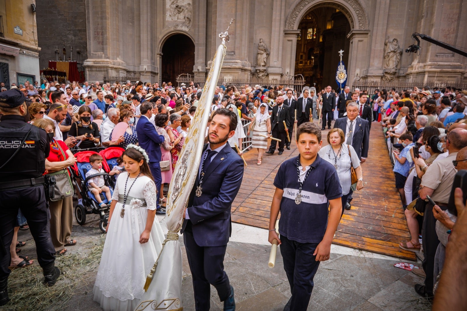 Miles de granadinos se dan cita en las calles de la capital para cumplir con una de las grandes tradiciones recuperadas