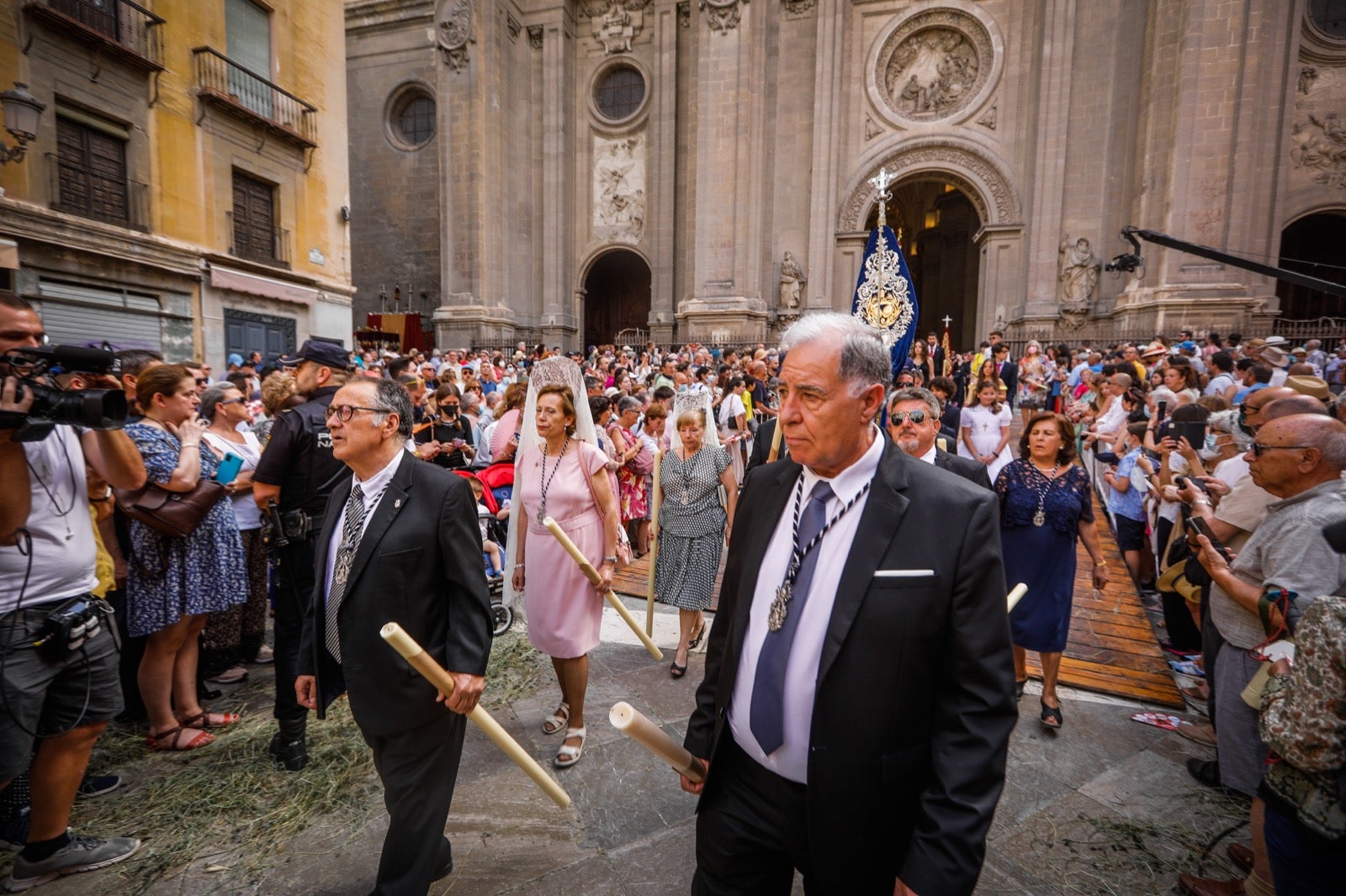 Miles de granadinos se dan cita en las calles de la capital para cumplir con una de las grandes tradiciones recuperadas