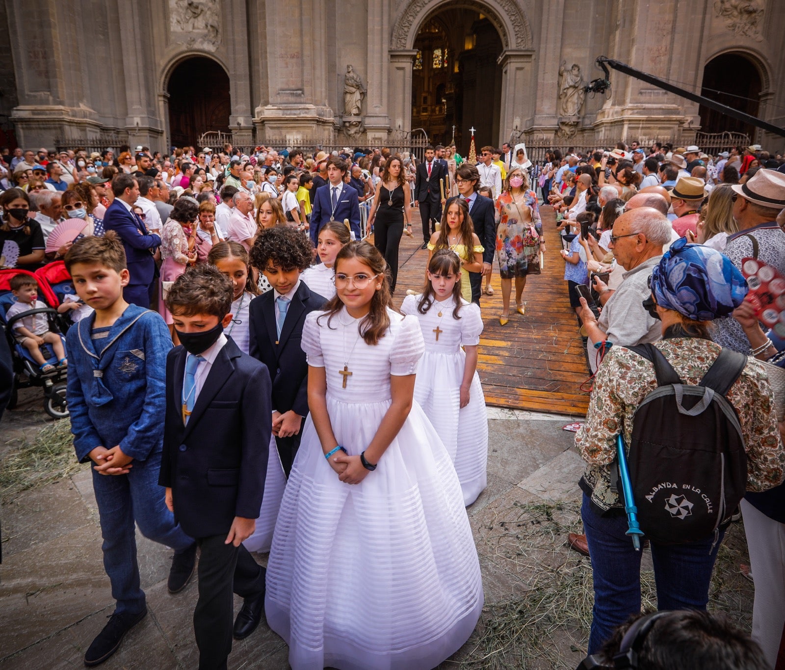 Miles de granadinos se dan cita en las calles de la capital para cumplir con una de las grandes tradiciones recuperadas