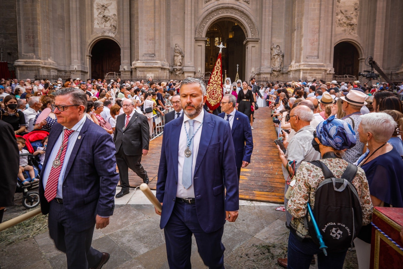 Miles de granadinos se dan cita en las calles de la capital para cumplir con una de las grandes tradiciones recuperadas