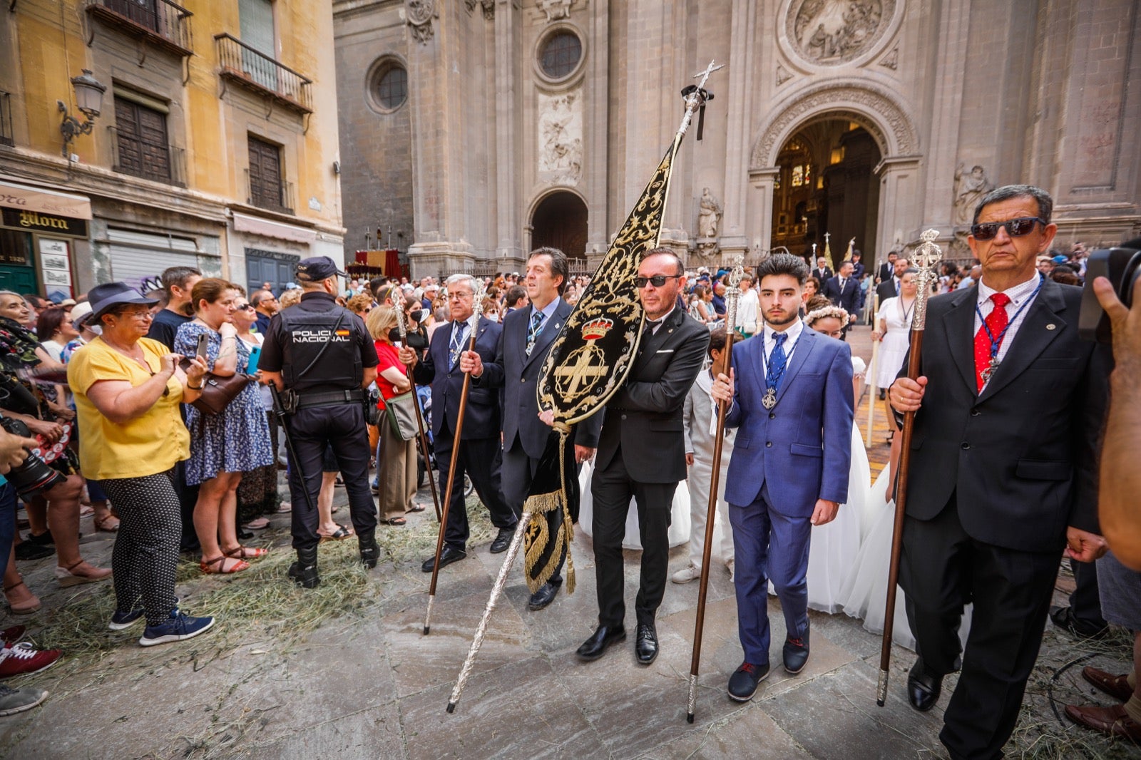 Miles de granadinos se dan cita en las calles de la capital para cumplir con una de las grandes tradiciones recuperadas