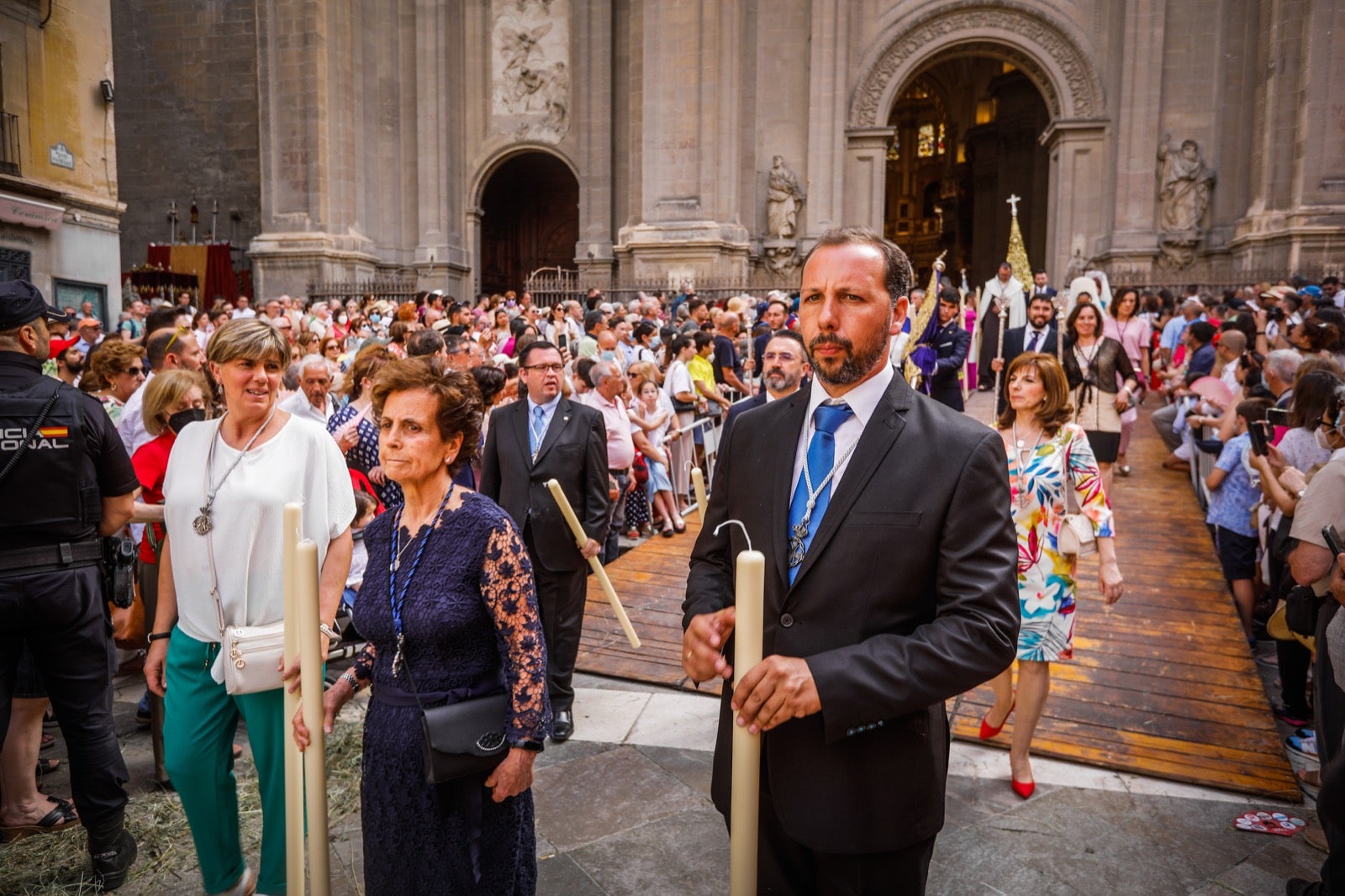 Miles de granadinos se dan cita en las calles de la capital para cumplir con una de las grandes tradiciones recuperadas