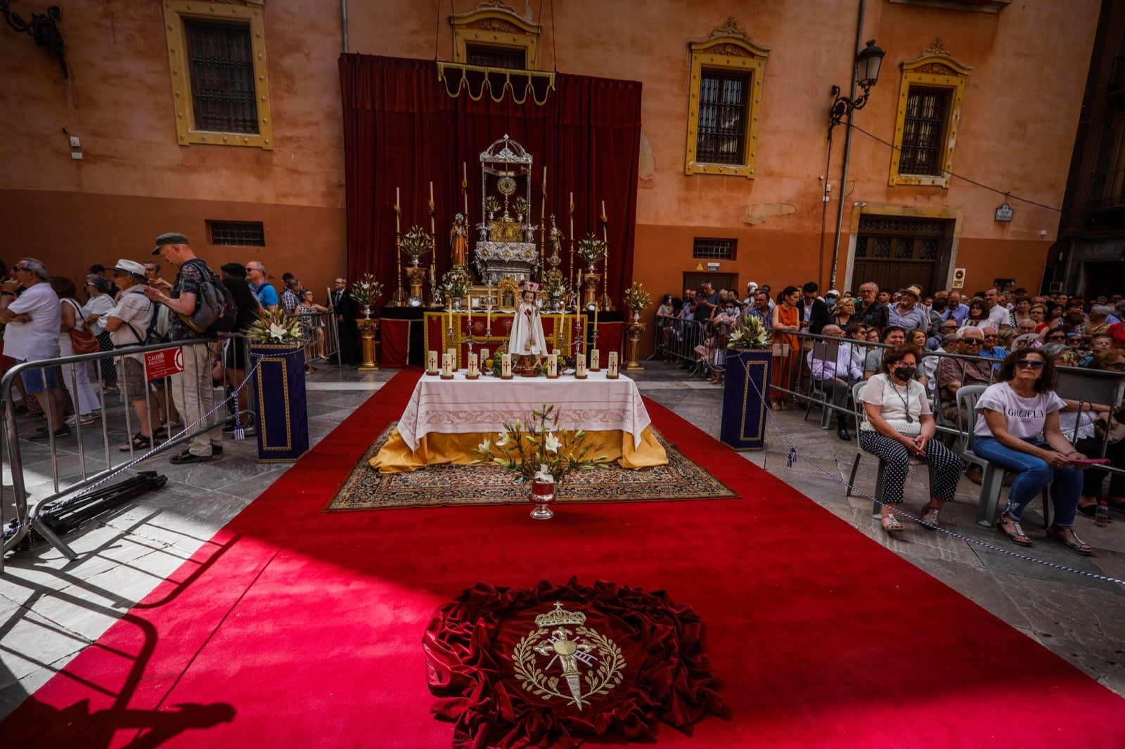 Miles de granadinos se dan cita en las calles de la capital para cumplir con una de las grandes tradiciones recuperadas