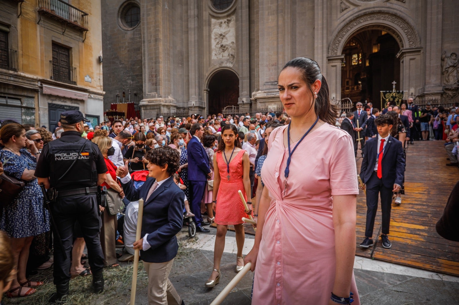 Miles de granadinos se dan cita en las calles de la capital para cumplir con una de las grandes tradiciones recuperadas