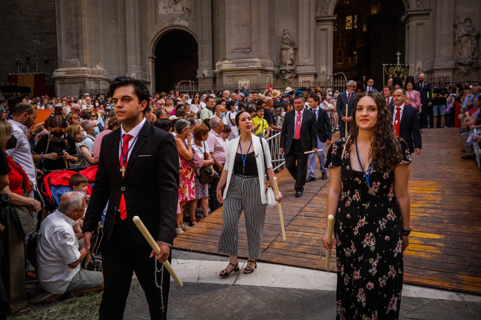 Miles de granadinos se dan cita en las calles de la capital para cumplir con una de las grandes tradiciones recuperadas