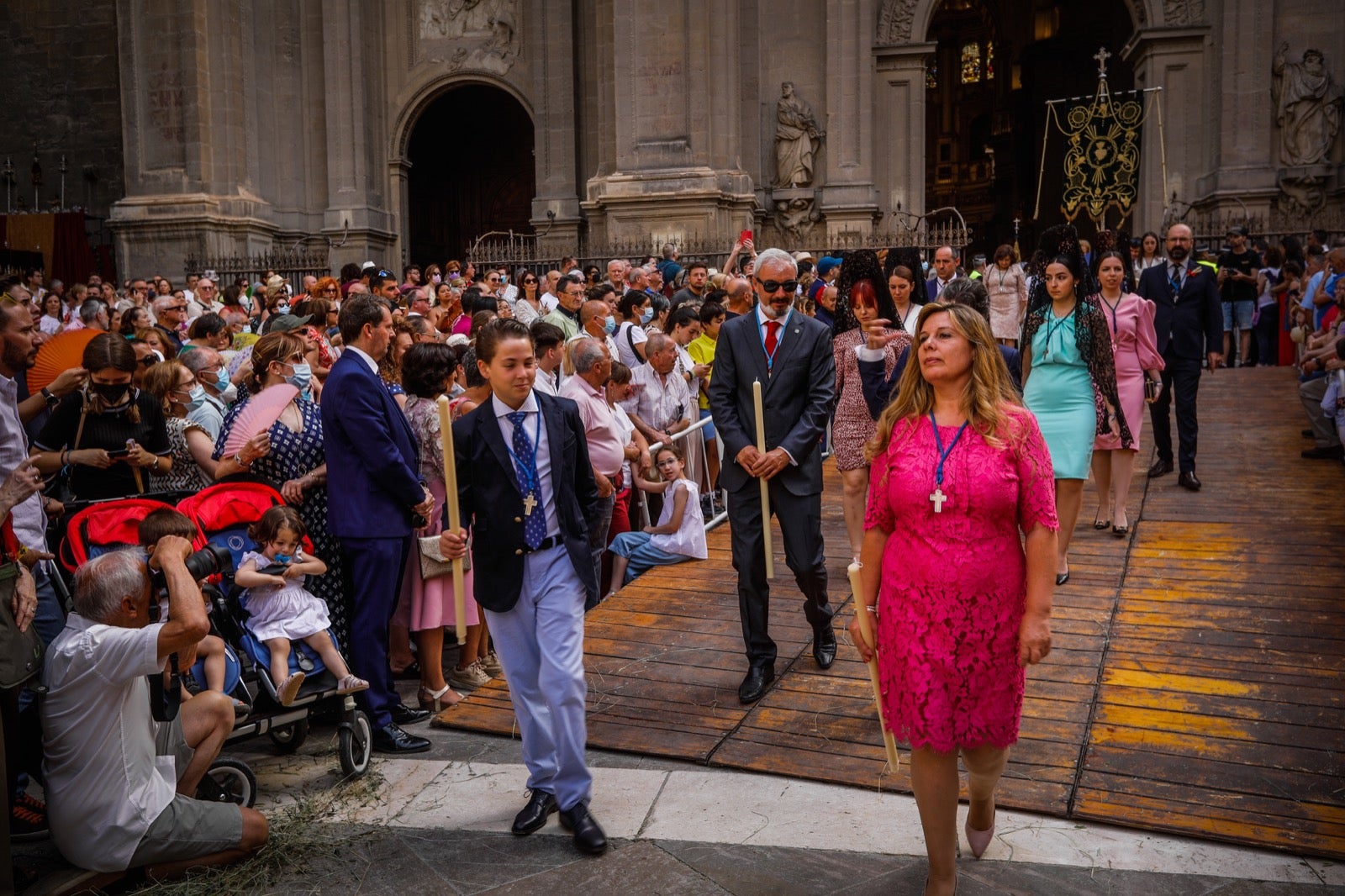 Miles de granadinos se dan cita en las calles de la capital para cumplir con una de las grandes tradiciones recuperadas