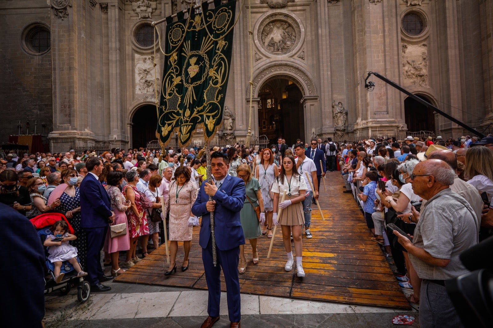 Miles de granadinos se dan cita en las calles de la capital para cumplir con una de las grandes tradiciones recuperadas