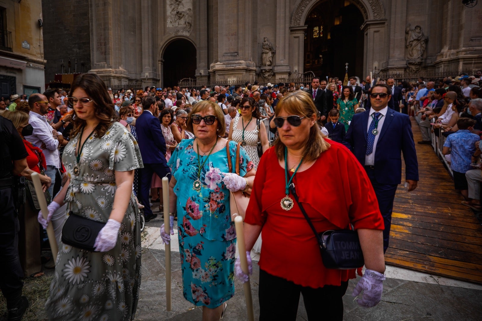 Miles de granadinos se dan cita en las calles de la capital para cumplir con una de las grandes tradiciones recuperadas