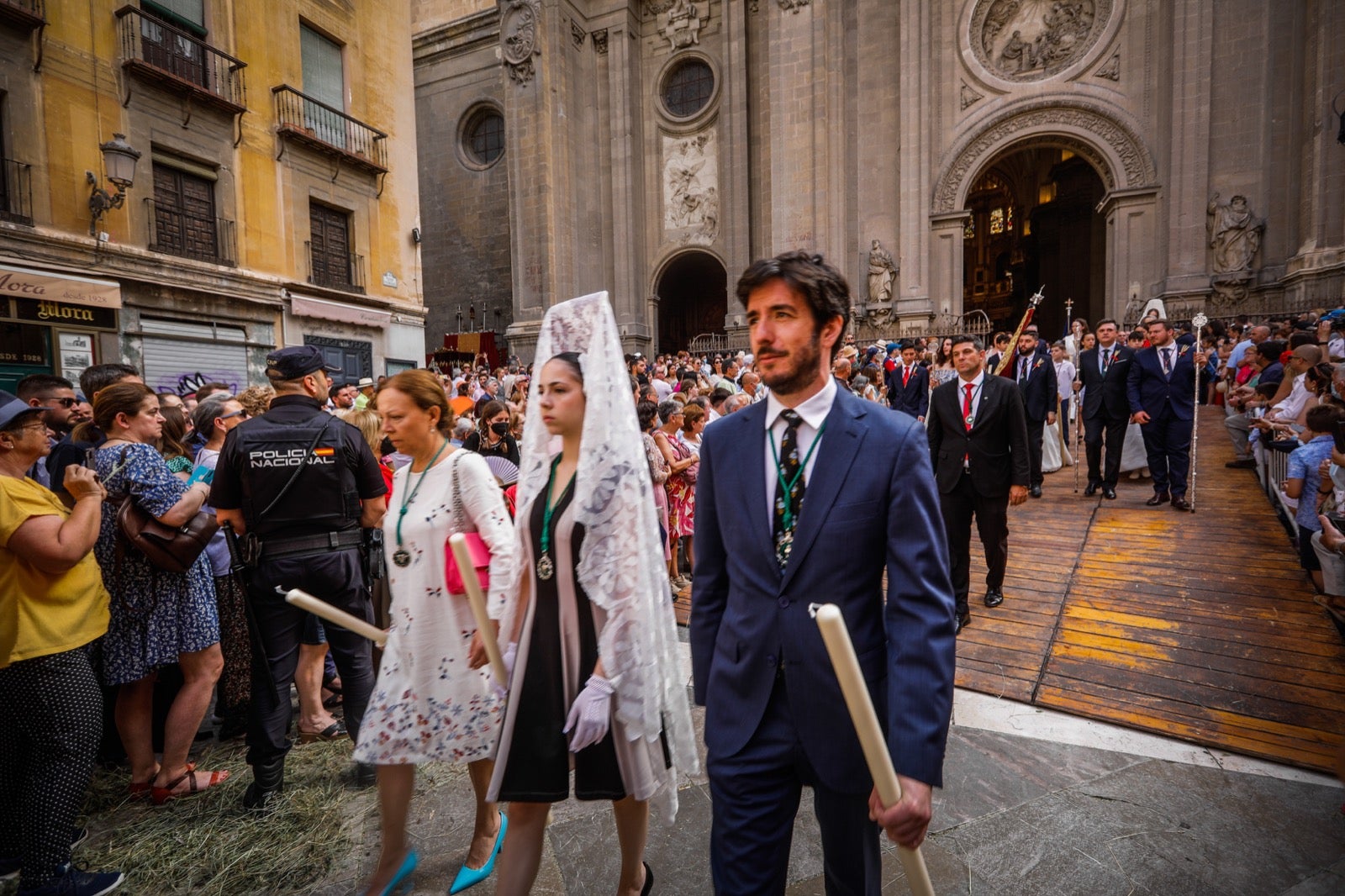 Miles de granadinos se dan cita en las calles de la capital para cumplir con una de las grandes tradiciones recuperadas