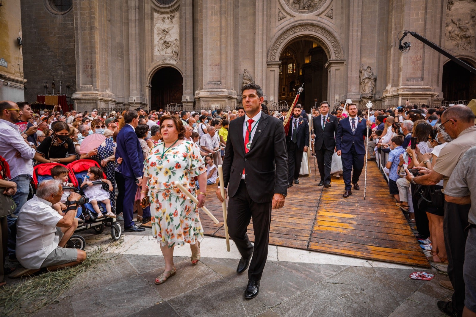 Miles de granadinos se dan cita en las calles de la capital para cumplir con una de las grandes tradiciones recuperadas