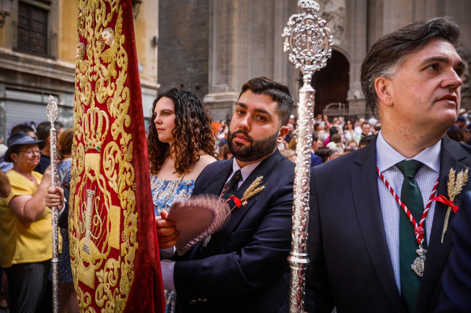 Miles de granadinos se dan cita en las calles de la capital para cumplir con una de las grandes tradiciones recuperadas