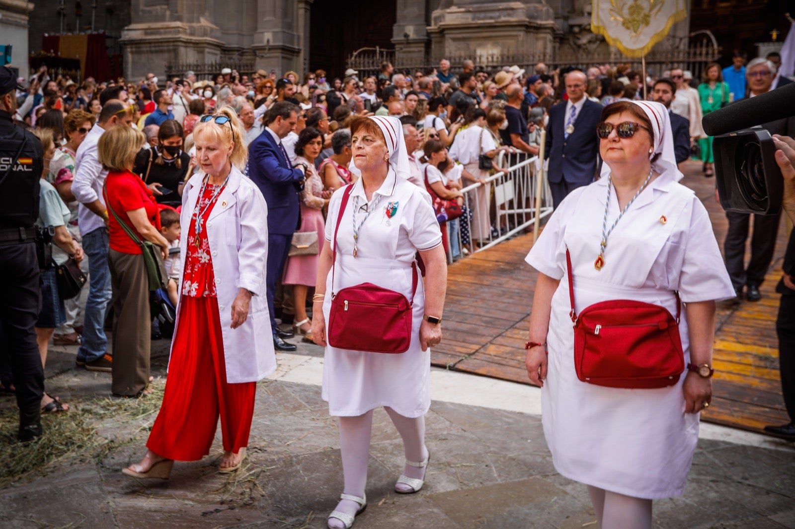 Miles de granadinos se dan cita en las calles de la capital para cumplir con una de las grandes tradiciones recuperadas