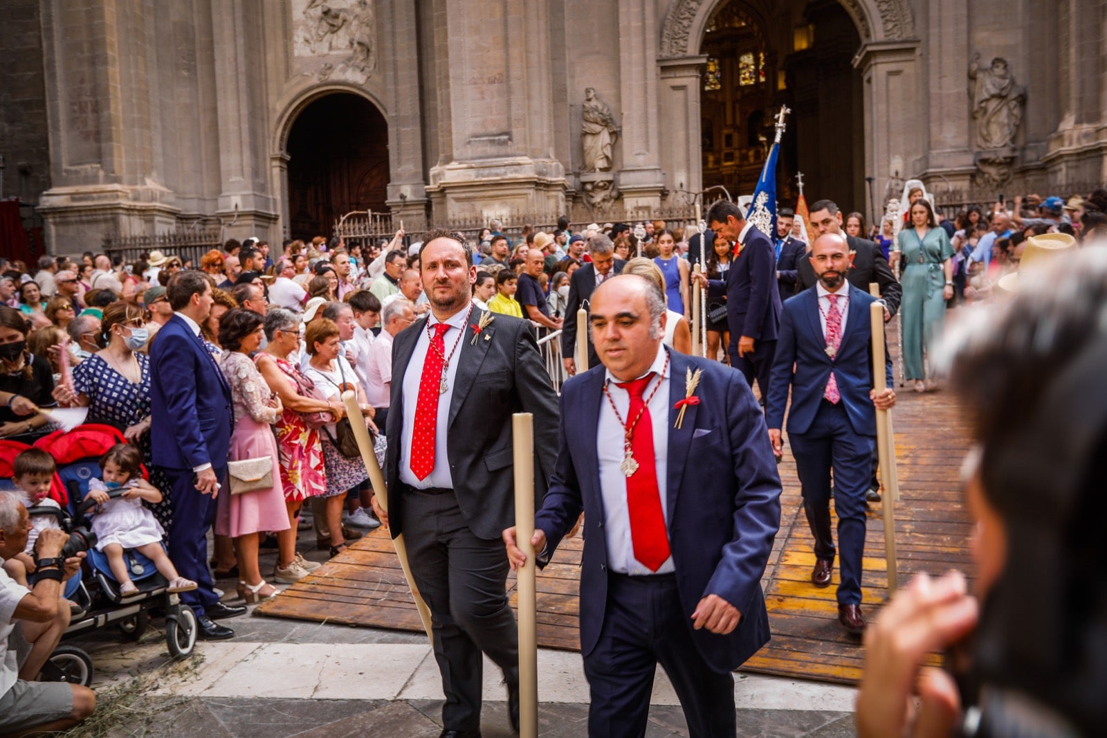 Miles de granadinos se dan cita en las calles de la capital para cumplir con una de las grandes tradiciones recuperadas