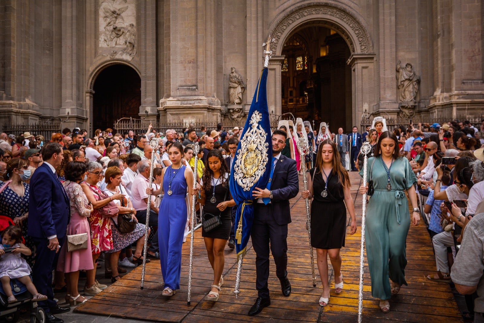 Miles de granadinos se dan cita en las calles de la capital para cumplir con una de las grandes tradiciones recuperadas