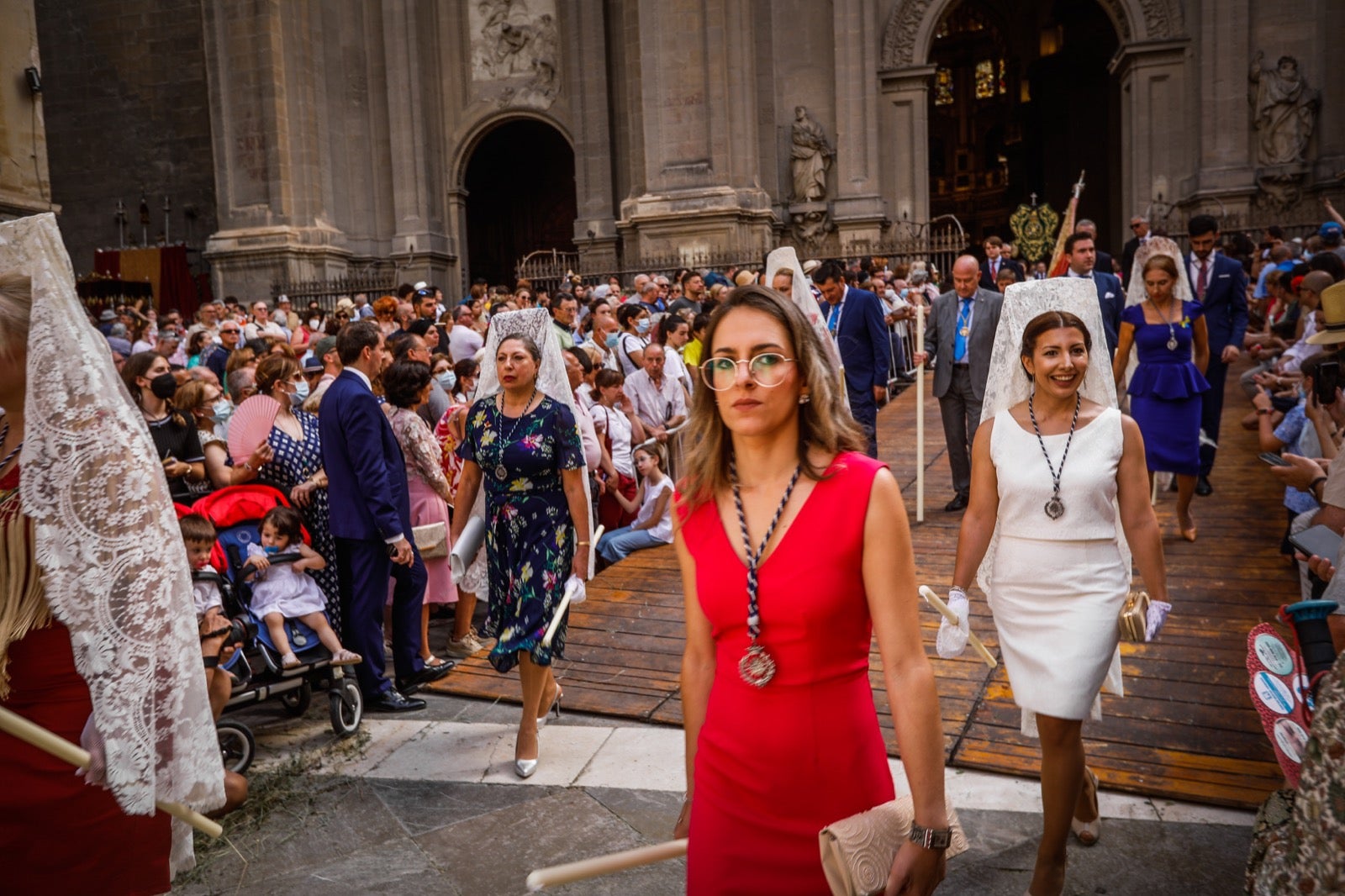 Miles de granadinos se dan cita en las calles de la capital para cumplir con una de las grandes tradiciones recuperadas