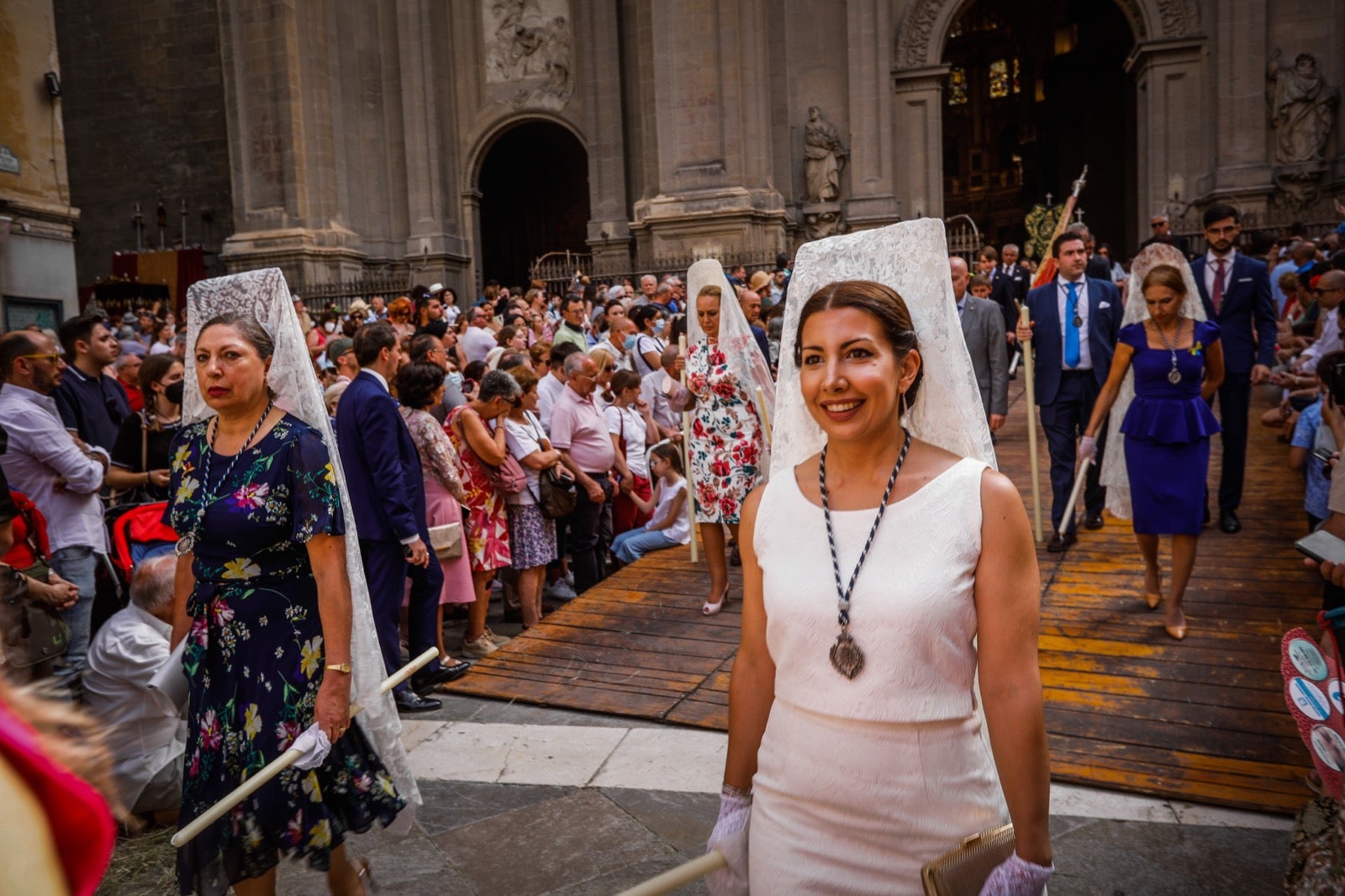 Miles de granadinos se dan cita en las calles de la capital para cumplir con una de las grandes tradiciones recuperadas