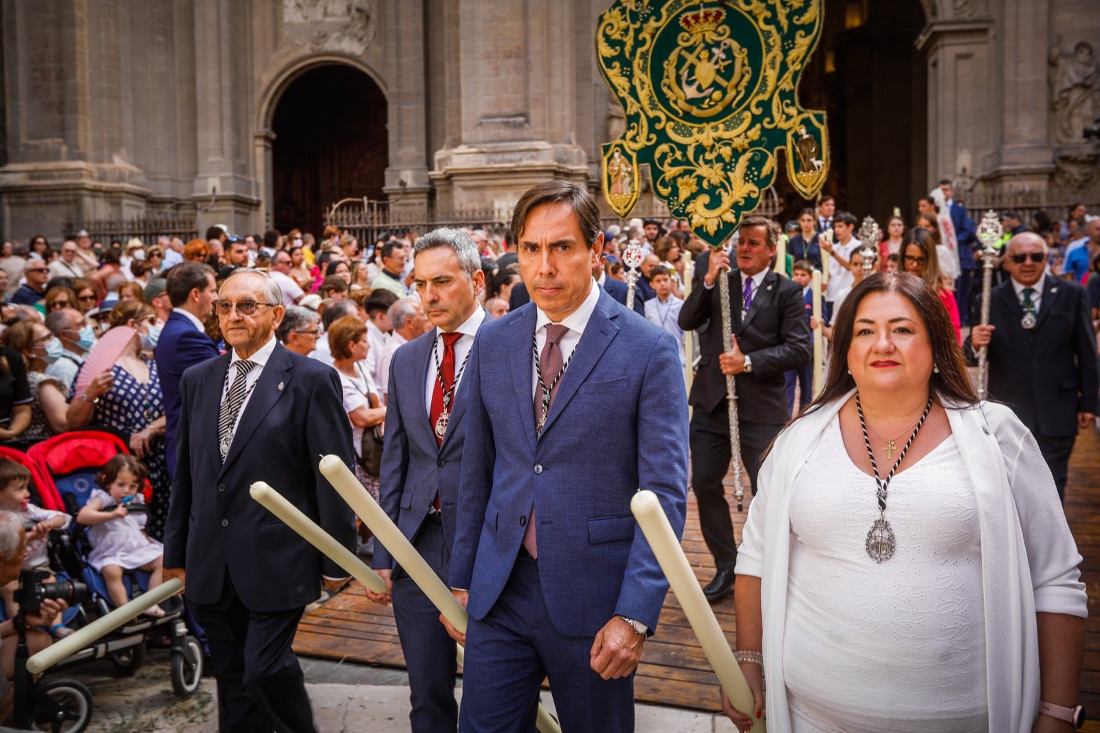 Miles de granadinos se dan cita en las calles de la capital para cumplir con una de las grandes tradiciones recuperadas