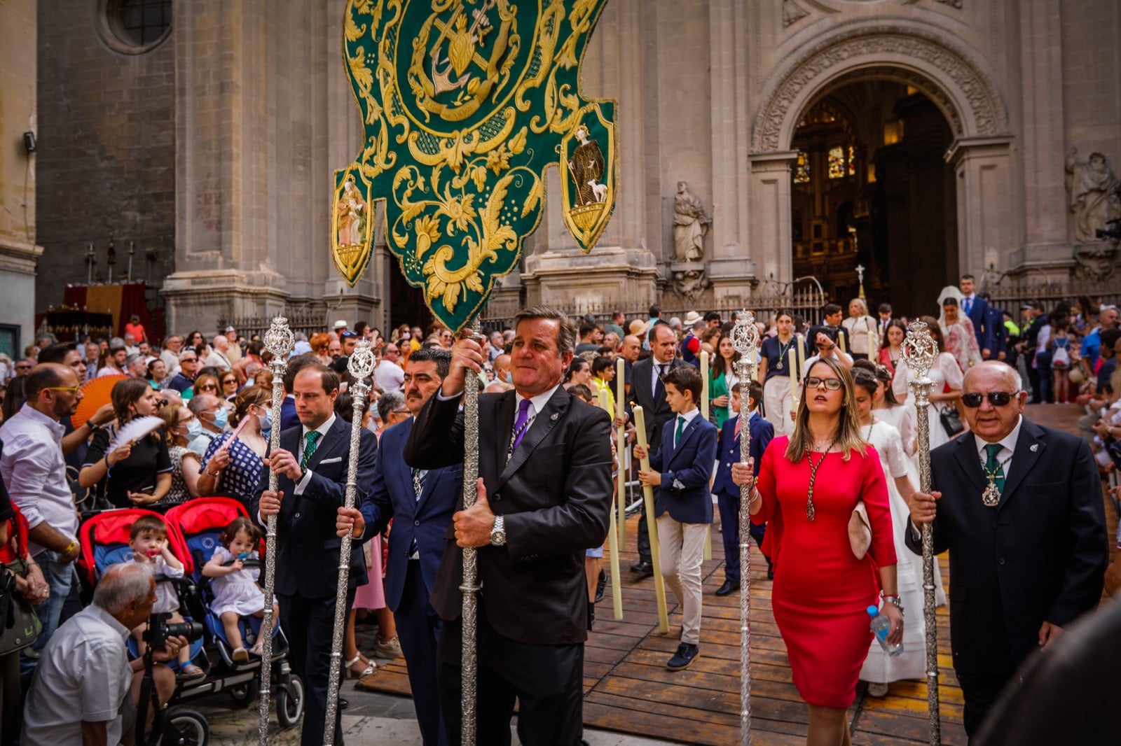 Miles de granadinos se dan cita en las calles de la capital para cumplir con una de las grandes tradiciones recuperadas