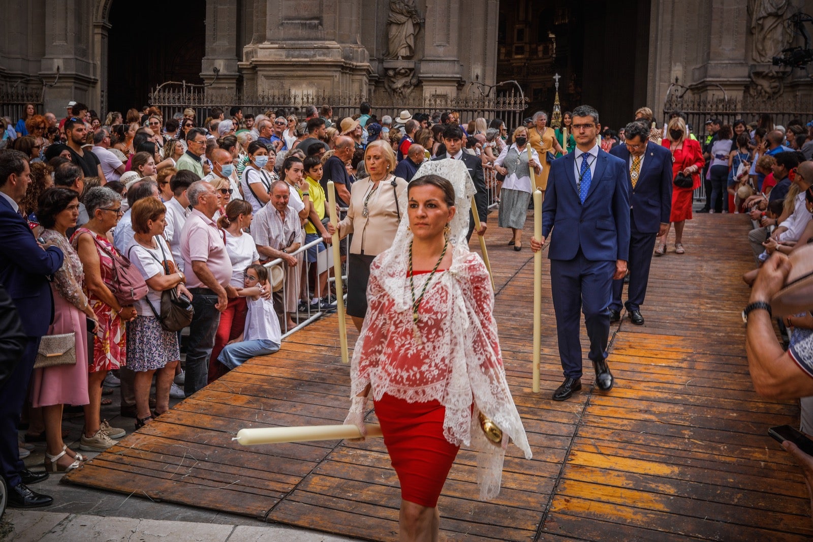 Miles de granadinos se dan cita en las calles de la capital para cumplir con una de las grandes tradiciones recuperadas