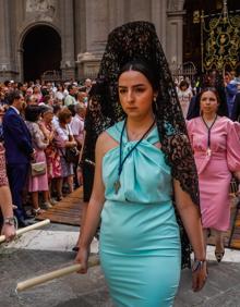 Imagen secundaria 2 - Granada recibe a la Custodia en una mañana de calor y emoción