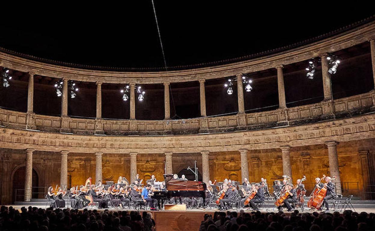 La Orquesta Ciudad de Granada, con Juan Pérez Floristán, durante su concierto de anoche.