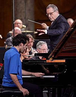 Floristán, con Pons, durante la interpretación del 'Concierto para la mano izquierda' de Ravel.