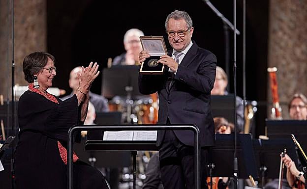Josep Pons, con su medalla del Festival entregada por Elena García de Paredes Falla.