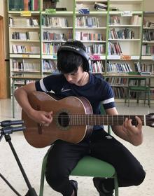 Imagen secundaria 2 - Arriba, Nicolás Hernández-Carrillo y Pablo Sánchez. Abajo, Javier Vílchez y el alumno Gustavo Cortés tocando la guitarra. 