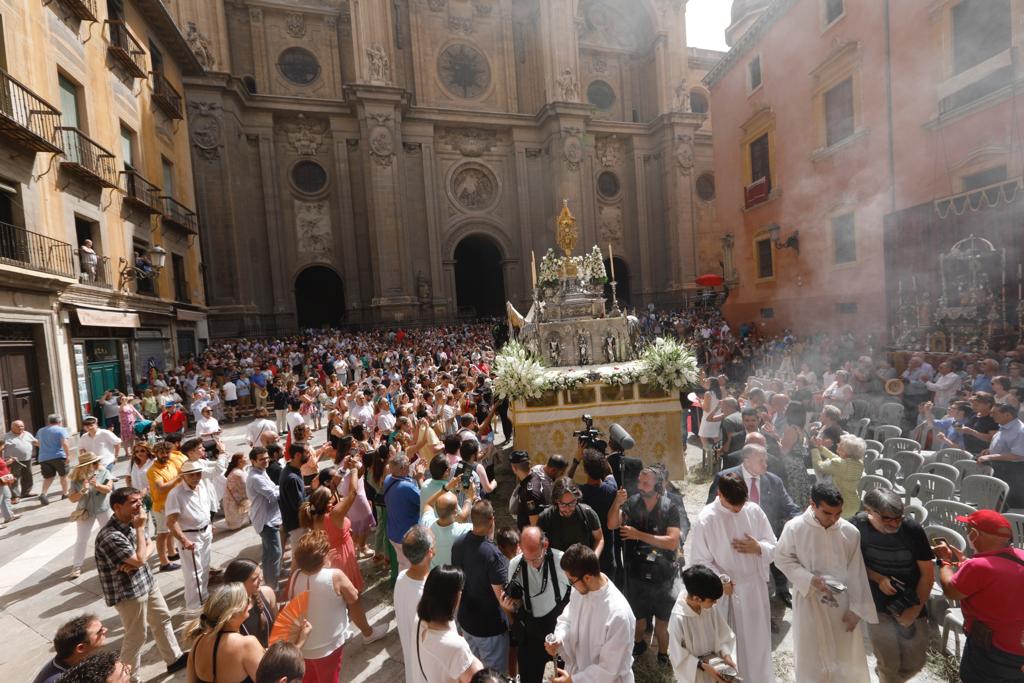 Miles de granadinos se dan cita en las calles de la capital para cumplir con una de las grandes tradiciones recuperadas