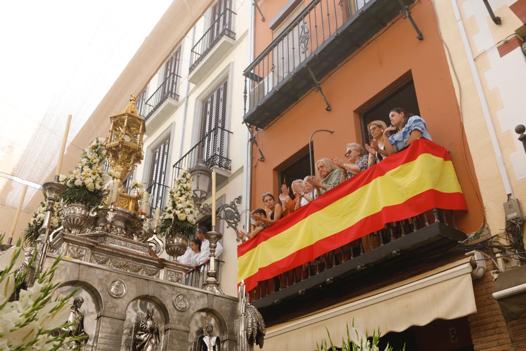 Miles de granadinos se dan cita en las calles de la capital para cumplir con una de las grandes tradiciones recuperadas