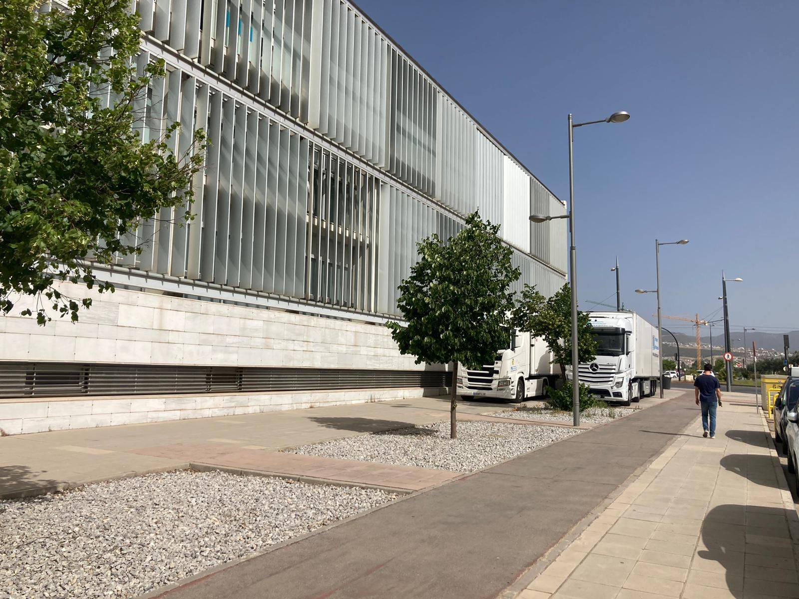 Un camión nevera y otro congelador aparcaron junto al edifico del CIBM para ir acogiendo las muestras más sensibles mientras el centro recuperaba la normalidad. 
