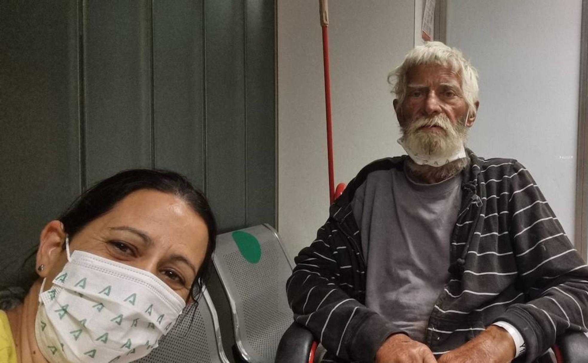 La camarera granadina que suspendió sus vacaciones para conseguirle un hogar al 'viejo Herbert'