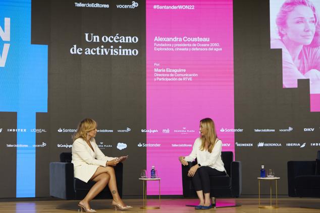 A la derecha, Alexandra Cousteau, fundadora y presidenta de Oceans 2050, exploradora, cineasta y defensora del agua. A la izquierda, María Eizaguirre, Directora de Comunicación y participación de RTVE.