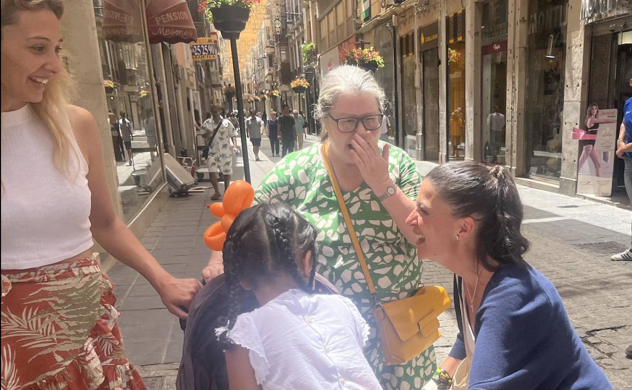 Macarena Olona en su paseo por la calle Mesones . 