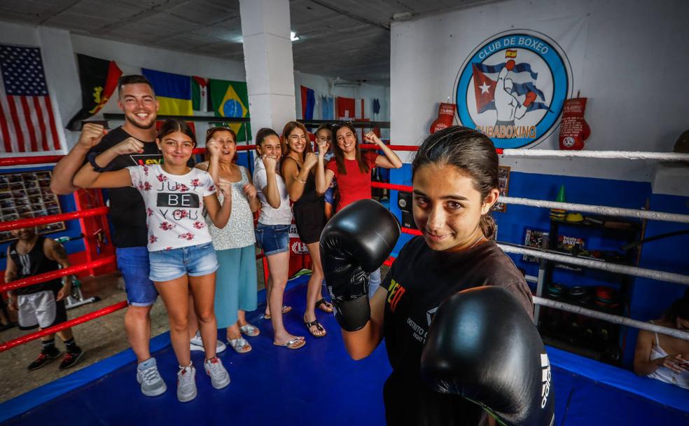 En primer plano, Nerea. Detrás, su familia, de izquierda a derecha: Jonatan, Ruth, Manuela, Ana, María José, David y Jessica.