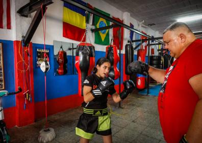 Imagen secundaria 1 - Nerea y su entrenador en el gimnasio Cubaboxing.