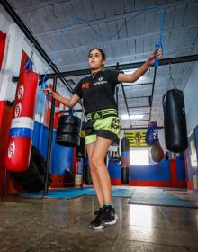 Imagen secundaria 2 - Nerea y su entrenador en el gimnasio Cubaboxing.