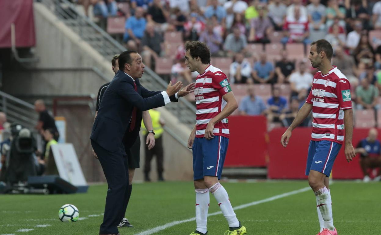 El técnico valenciano da instrucciones a Baena y Víctor Díaz. 