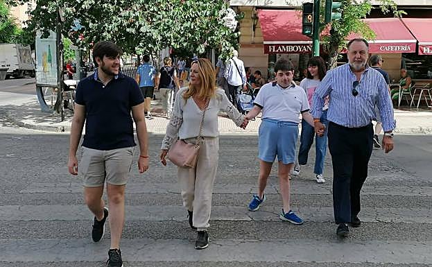 Concha Insúa junto a su familia.