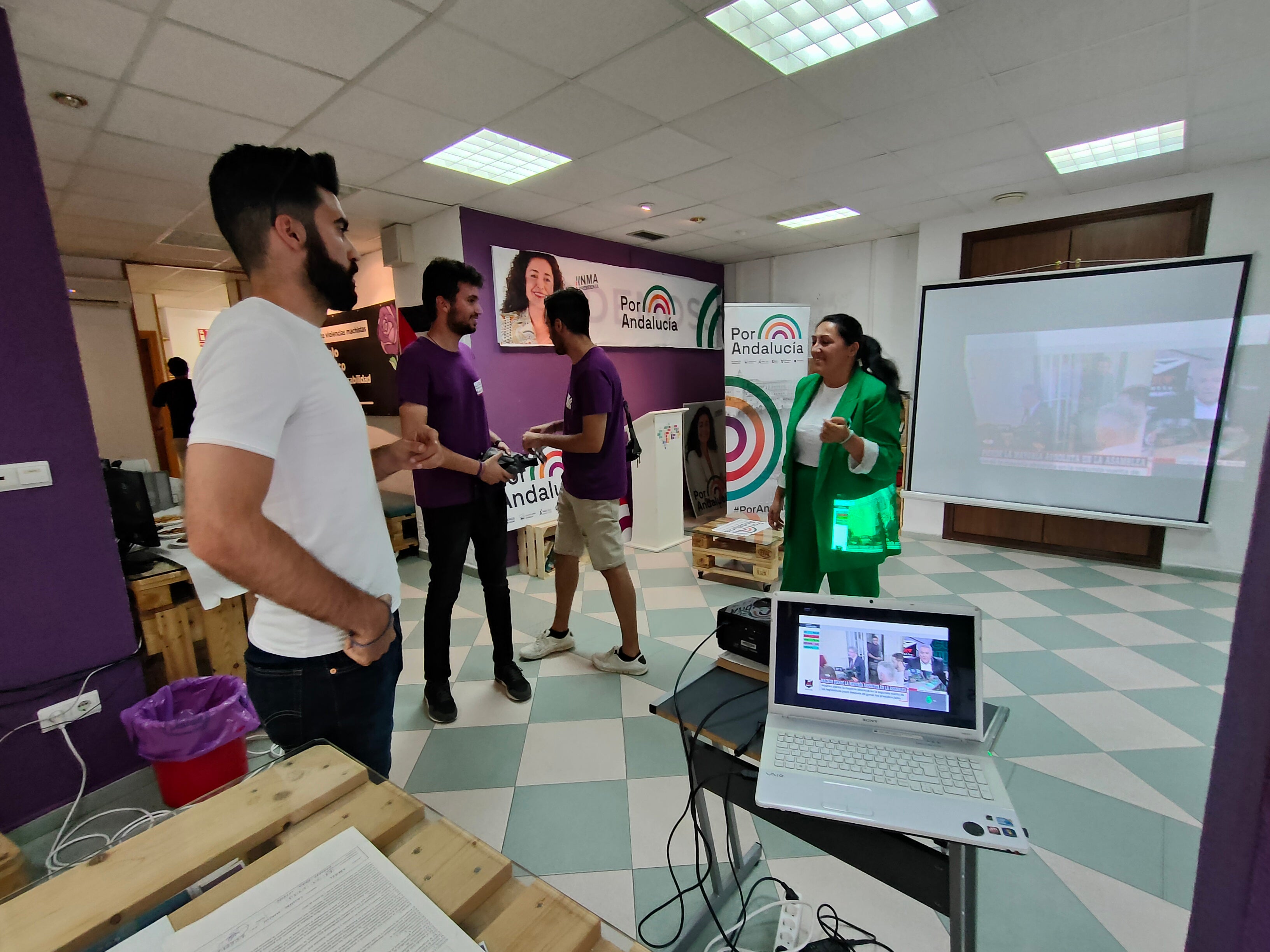 Votación en las mesas electorales de Granada.