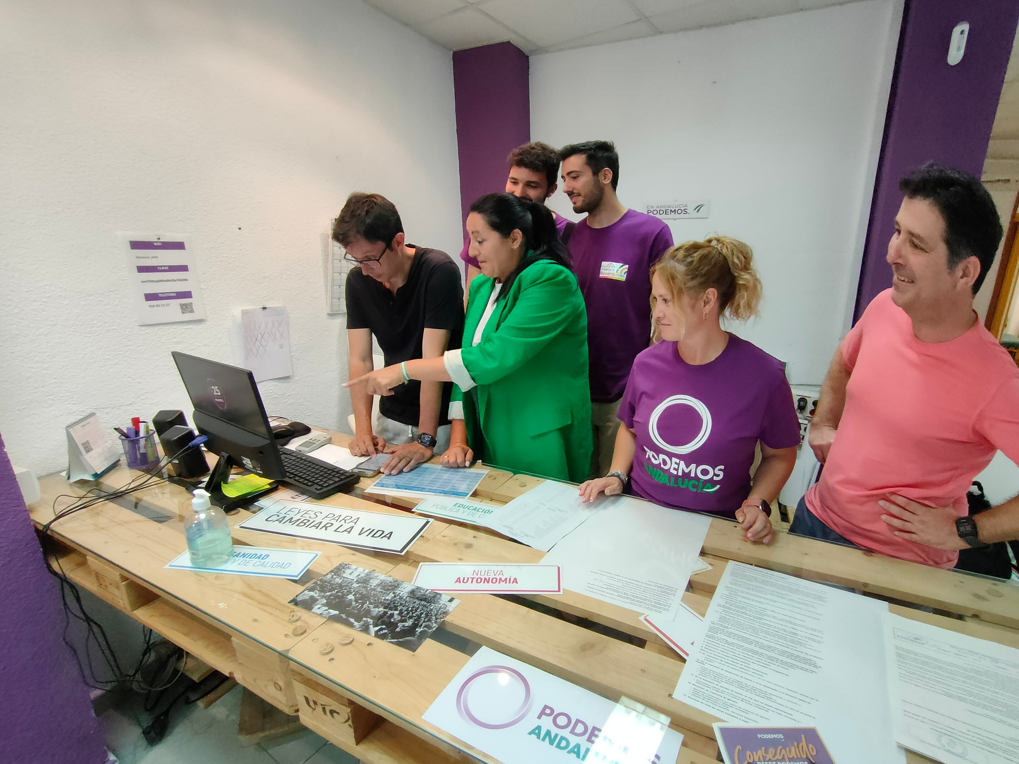 Votación en las mesas electorales de Granada.