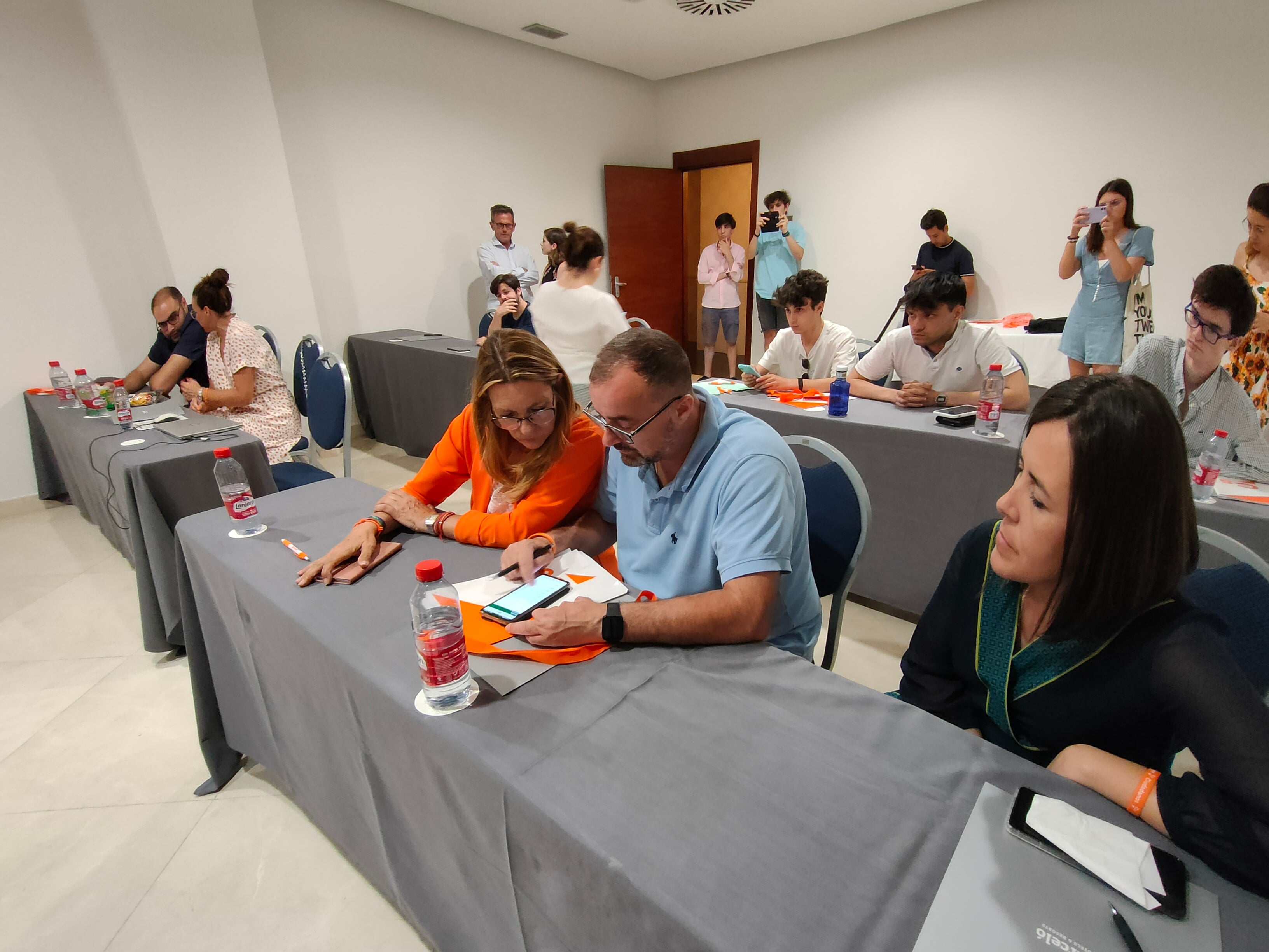 Votación en las mesas electorales de Granada.