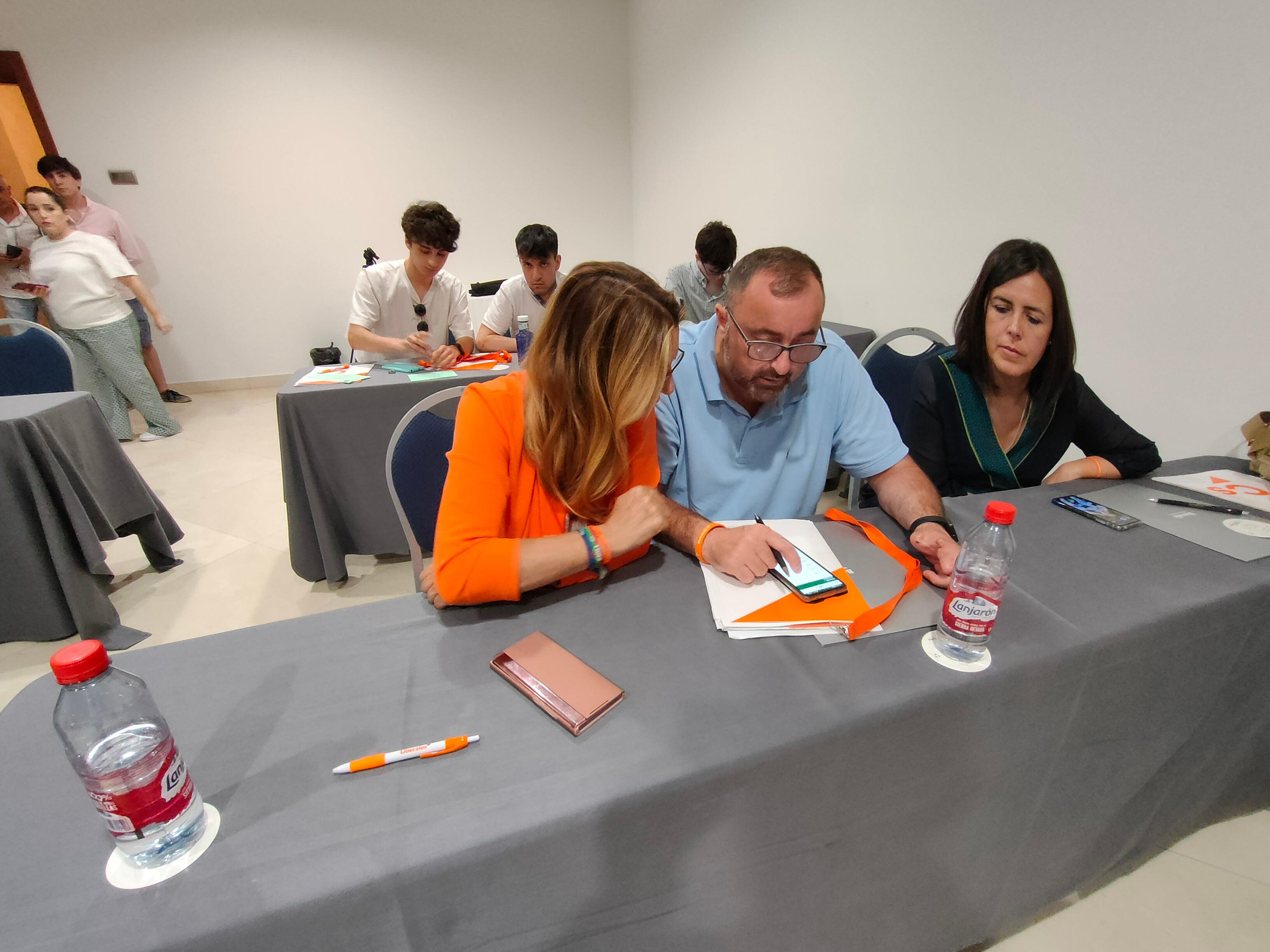 Votación en las mesas electorales de Granada.