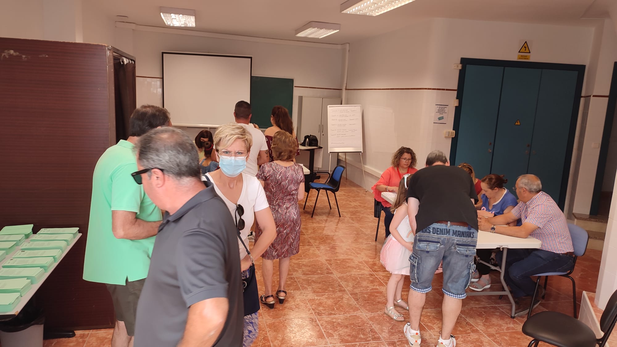 Fotos: Almería vota en plena ola de calor