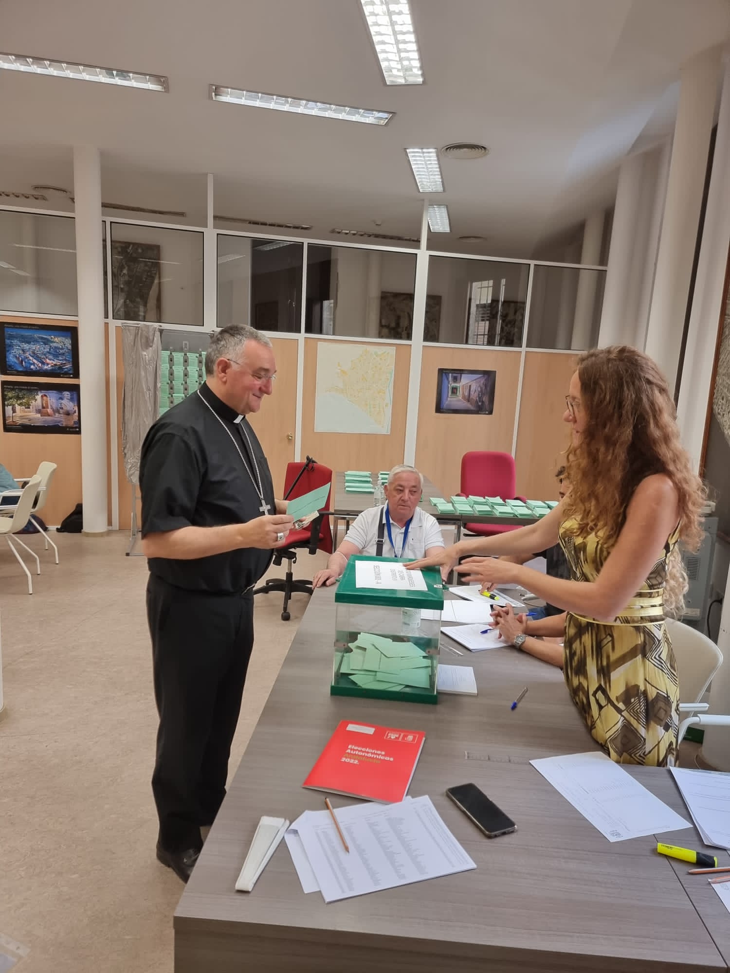 Fotos: Almería vota en plena ola de calor