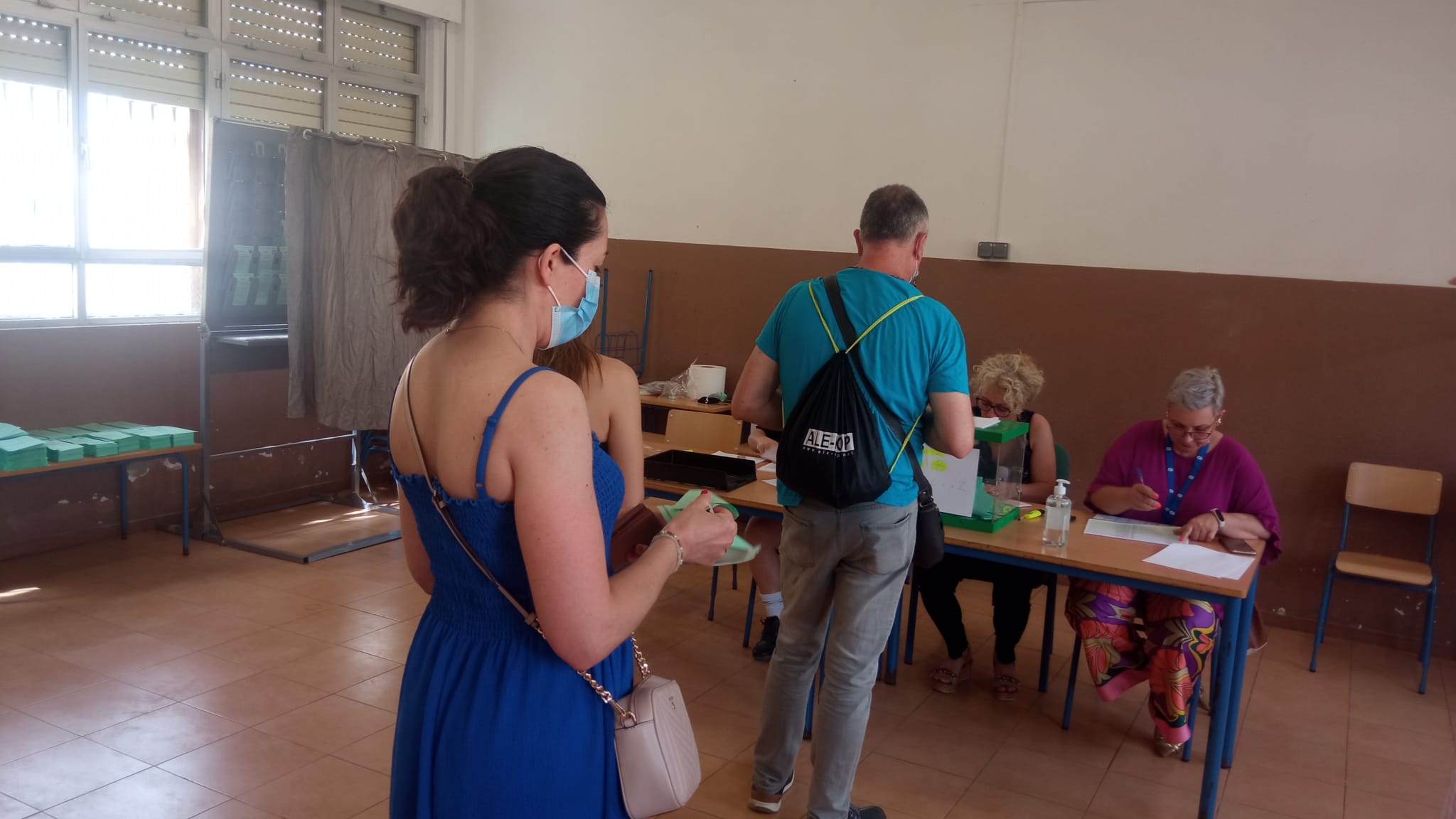 Fotos: Almería vota en plena ola de calor
