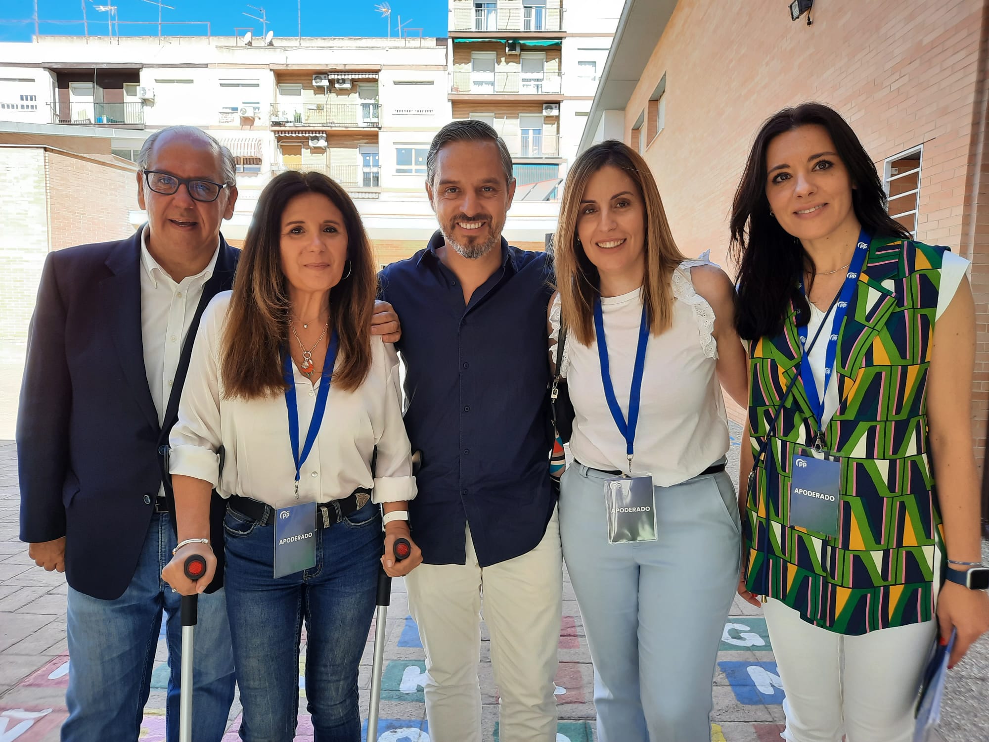 El candidato Juan Bravo junto a Jesús Estrella y a apoderadas del PP en el colegio electoral. 