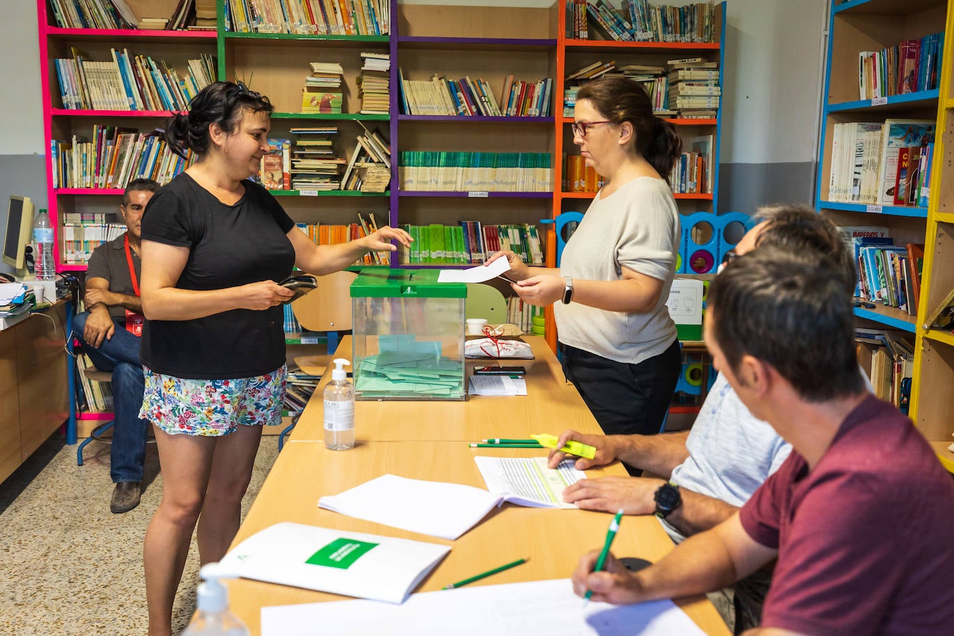 Votación en las mesas electorales de Granada.