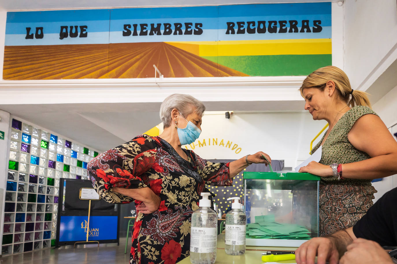 Votación en las mesas electorales de Granada.